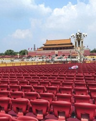 这下除了工作人员，全国都知道了！阅兵的座椅不是一个一个拆的