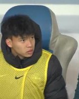 安全平台-望无大碍！王钰栋伤退后回到替补席