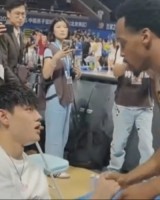 在线娱乐-暖心一幕！曾凡博离场时 对手布朗、奈特、朱俊龙跑过来送上安慰