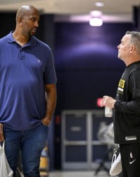 钱查尔：马龙和布斯为掘金打下了很好的基础 但现在该向前看了